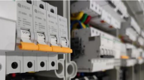 什么樣的浪涌后備保護(hù)器才能真正起到保護(hù)作用？點(diǎn)擊查看詳情-易造防雷